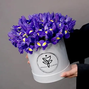 Букет ирисы в элегантной коробке